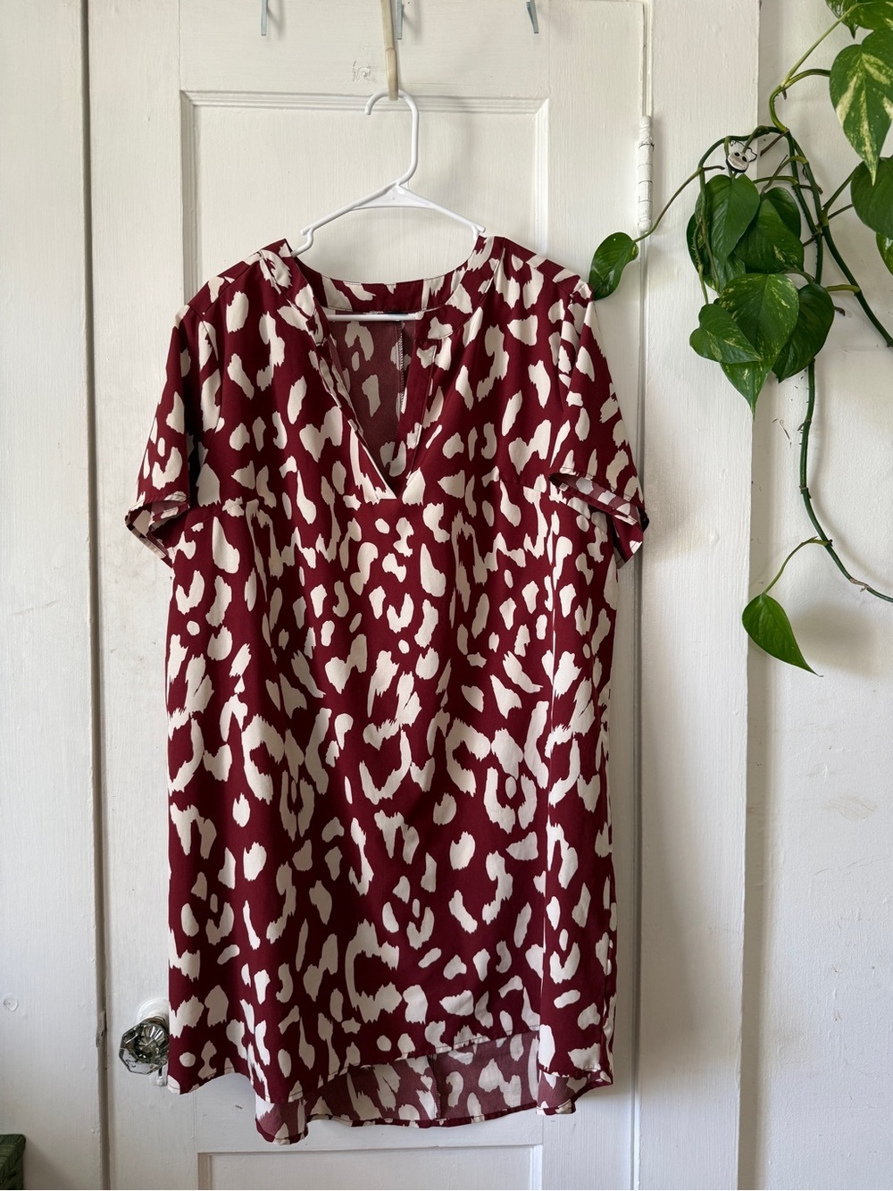 SHEIN curve Burgundy and Cream V-Neck Short Sleeve Shift Dress